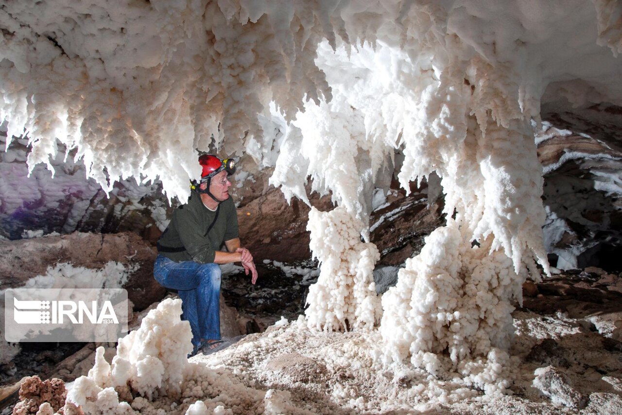 ردّپای برخی گردشگران ناآگاه، چالش جدی طولانی‌ترین غار نمکی دنیا در قشم